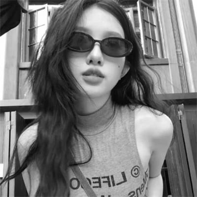 高清好看的黑白女生头像