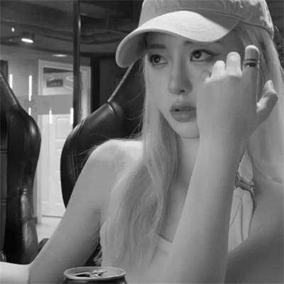 高清好看的黑白女生头像