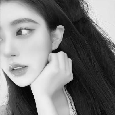 黑白系女生头像霸气真人