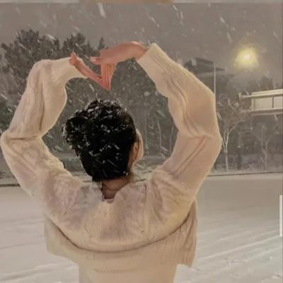 冬季下雪天氛围感女生头像