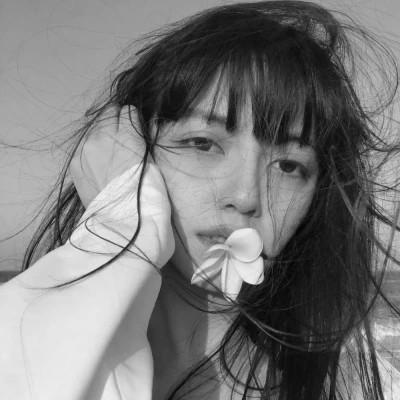 黑白系女生头像霸气真人