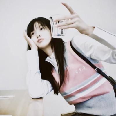 胶片风格女生头像小众