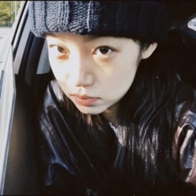 胶片风格女生头像小众