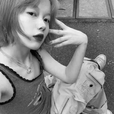 好看的黑白氛围感女头图片