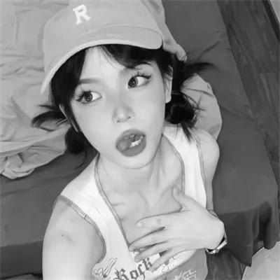 好看的黑白氛围感女头图片