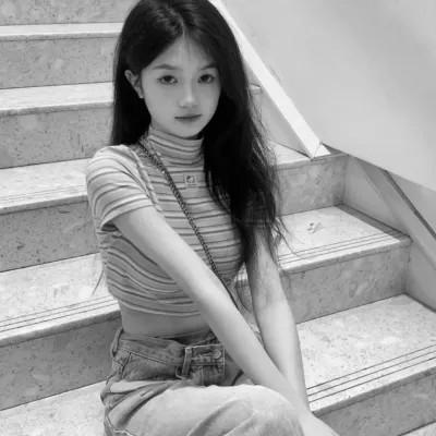 好看的黑白氛围感女头图片