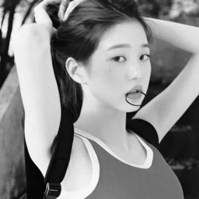 好看的黑白氛围感女头图片