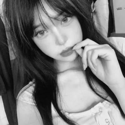 好看的黑白氛围感女头图片