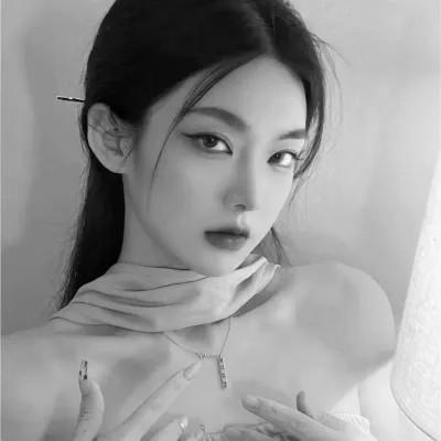好看的黑白氛围感女头图片
