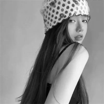 好看的黑白氛围感女头图片