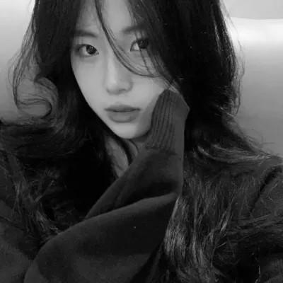 好看的黑白氛围感女头图片