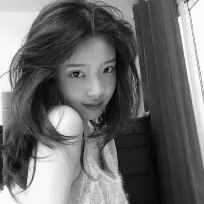 好看的黑白氛围感女头图片