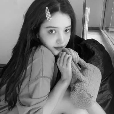 好看的黑白氛围感女头图片