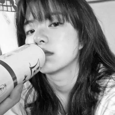 好看的黑白氛围感女头图片