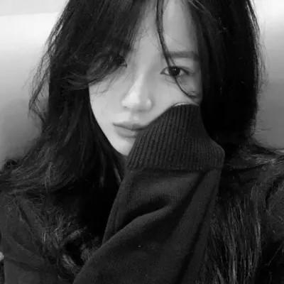 好看的黑白氛围感女头图片