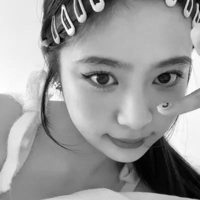 好看的黑白氛围感女头图片