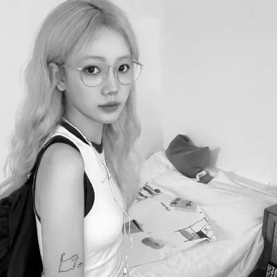 好看的黑白氛围感女头图片