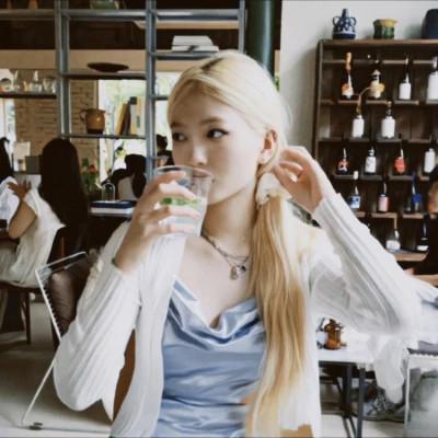 胶片女头像真人高清图片