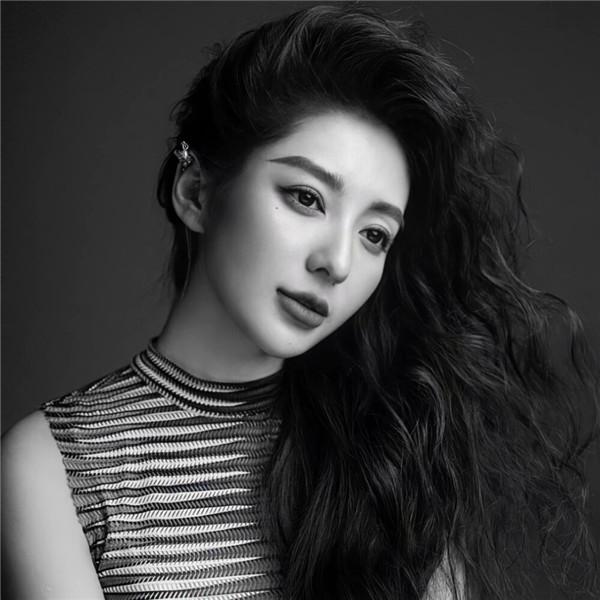 黑色高级感女生头像 高清好看的黑色系冷艳高贵女生头像图片