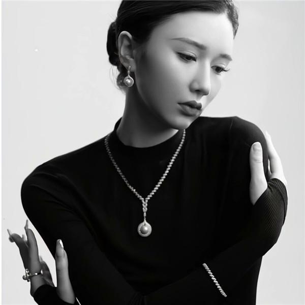 黑色高级感女生头像 高清好看的黑色系冷艳高贵女生头像图片