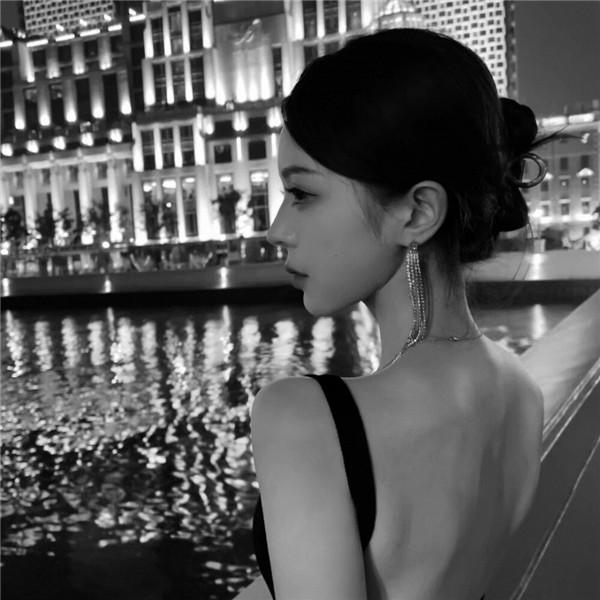 黑色高级感女生头像 高清好看的黑色系冷艳高贵女生头像图片