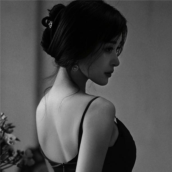 黑色高级感女生头像 高清好看的黑色系冷艳高贵女生头像图片