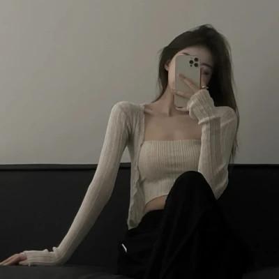 抹胸自拍不露脸女生头像