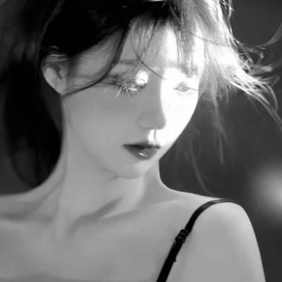 女生头像高级小众高冷黑白