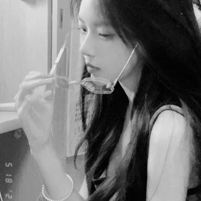 女生头像高级小众高冷黑白