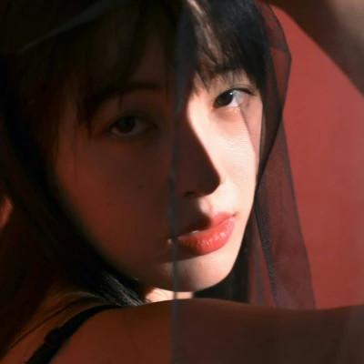 孤傲冷艳淡漠女生头像
