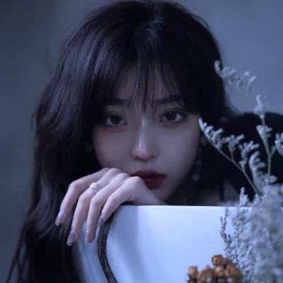 孤傲冷艳淡漠女生头像