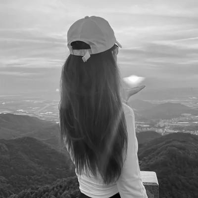 女图背影唯美头像黑白