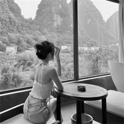女图背影唯美头像黑白