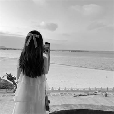 女图背影唯美头像黑白