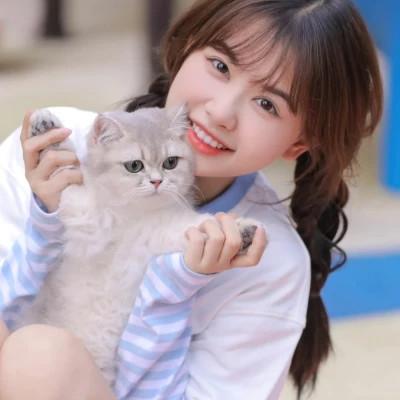 女生抱猫头像高清图片