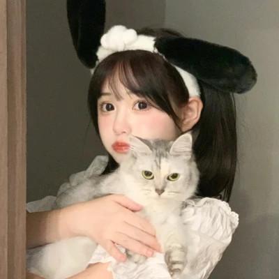 女生抱猫头像高清图片