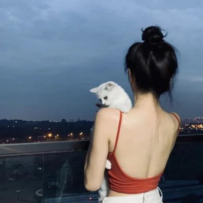 女生抱猫头像高清图片