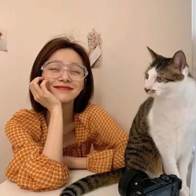 女生抱猫头像高清图片