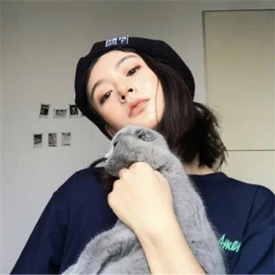 女生抱猫头像高清图片