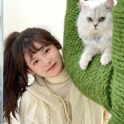 女生抱猫头像高清图片