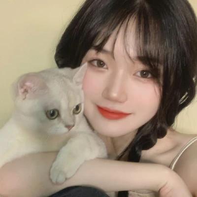 女生抱猫头像高清图片