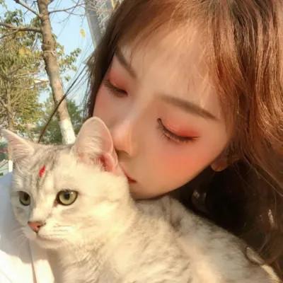 女生抱猫头像高清图片