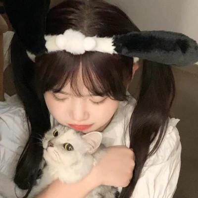 女生抱猫头像高清图片