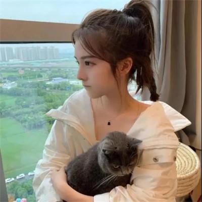 女生抱猫头像高清图片