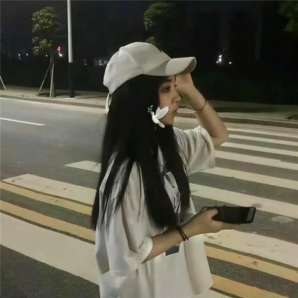 又美又丧的真人女生头像图片