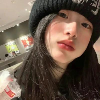 可盐可甜的头像真人女生