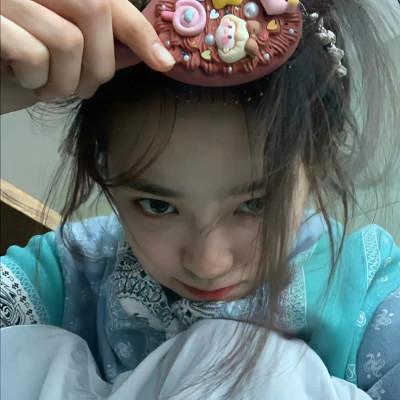 可盐可甜的头像真人女生