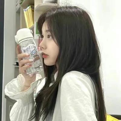 可盐可甜的头像真人女生
