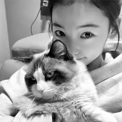 女黑白头像图片真人版，逆流而上的黑白文化