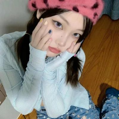 可盐可甜的头像真人女生